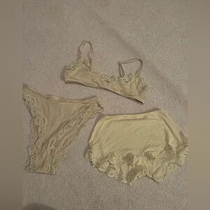 Skims fits everybody lace trim set Sand